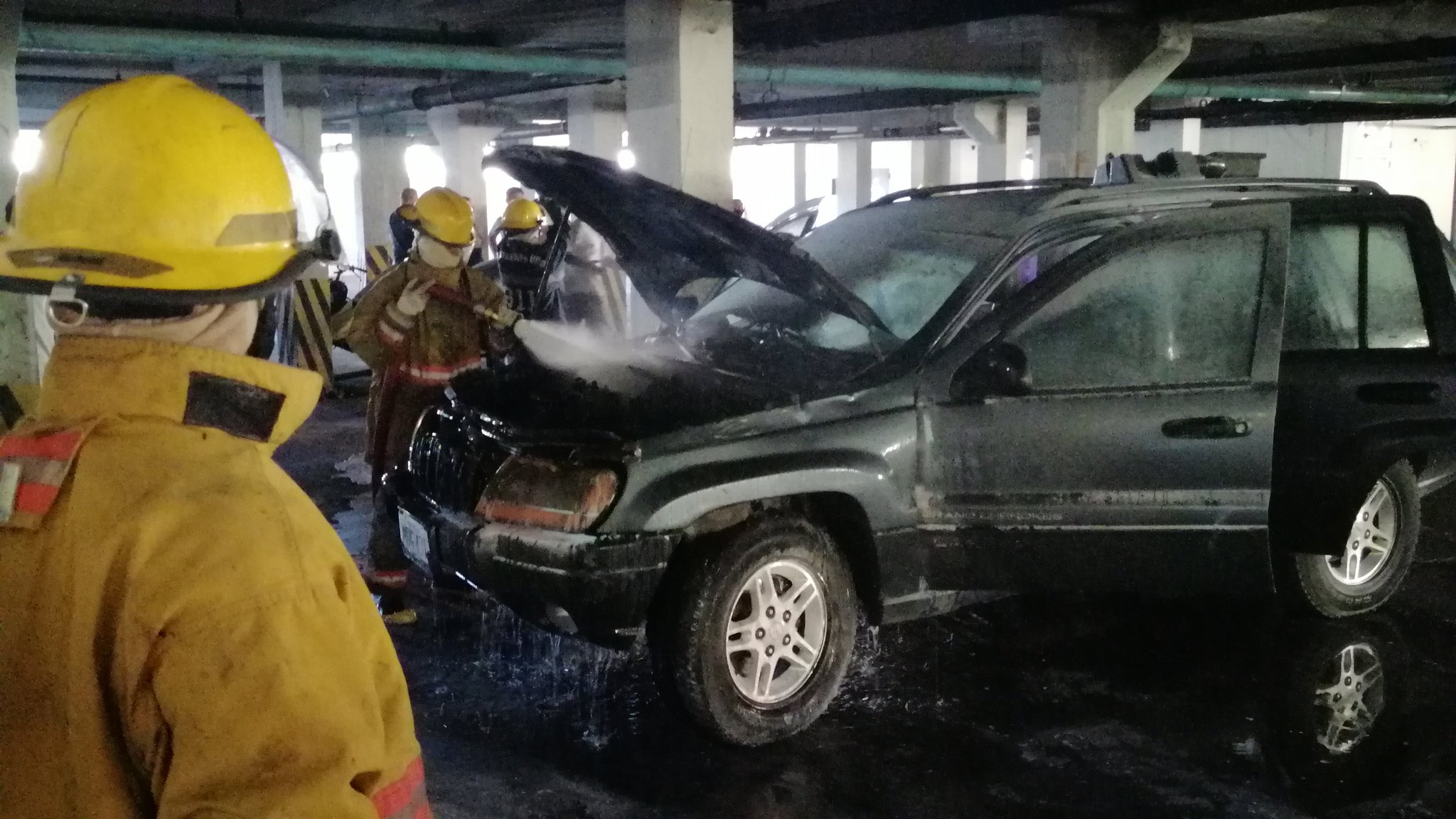 Reportaron incendio de un vehículo en estacionamiento subterráneo en Cumaná