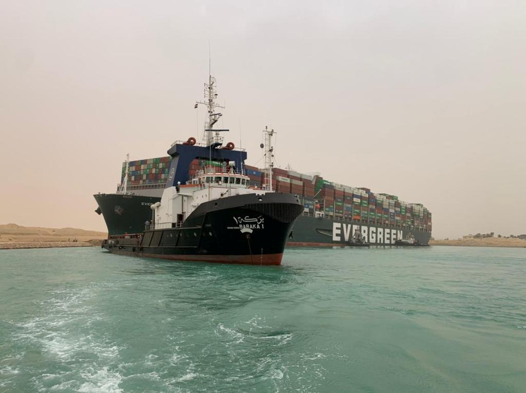 Un buque portacontenedores encalla y bloquea el Canal de Suez