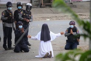 “Dispárame a mí”: La desesperada súplica de una monja para salvar la vida de unos niños en las protestas en Myanmar