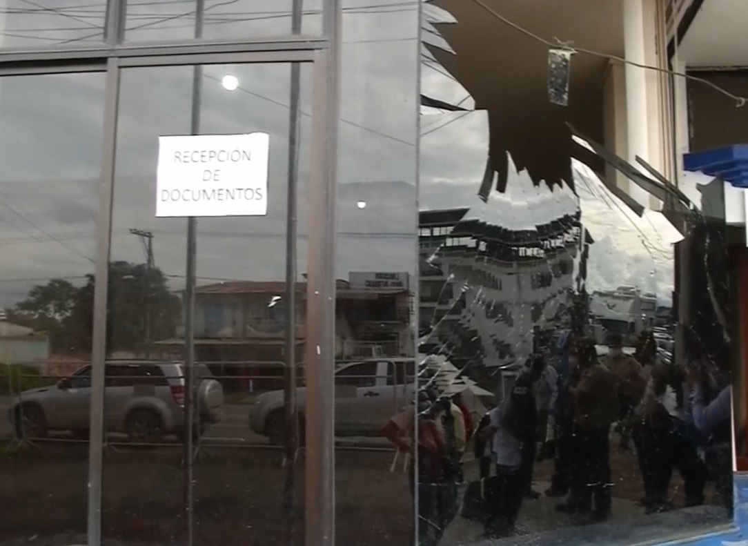 Lanzan granada a una estación policial y a una sede de la fiscalía en Ecuador (Video)
