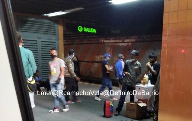 LA FOTO: Ya no hay temor a nada… montaron dentro de la estación Petare un puesto de empanadas (+Salsa)