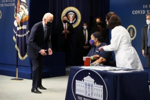 Biden designó a una funcionaria para coordinar la ayuda global de EEUU con las vacunas