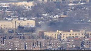 Más de 100 bomberos intentan apagar voraz incendio en un edificio de Queens