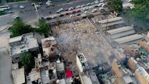 Decenas de piras arden en un crematorio improvisado indio a la vista de un dron (Video)
