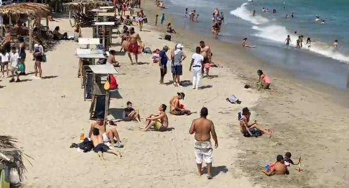 En pleno pico del Covid-19, playas de La Guaira recibieron a los bañistas este #18Abr (VIDEO)
