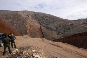 Gobierno de Biden considera construir los “huecos” faltantes del muro con México