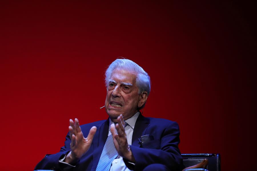 Vargas Llosa aún ve opciones de triunfo a Fujimori en presidenciales de Perú