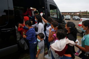 Estados Unidos alojará a familias migrantes en hoteles para afrontar la crisis fronteriza