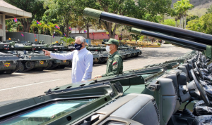 “Ministro” de Turismo de Maduro peló el diente en “challenge” con tanques de guerra