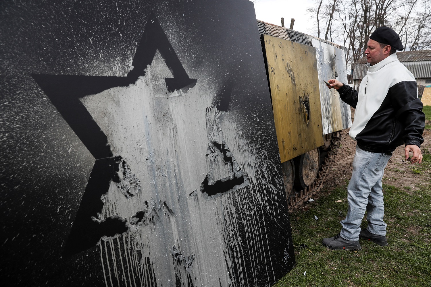 Ataque artístico: Exfrancotirador israelí dispara pintura y transmite mensaje sobre salud mental