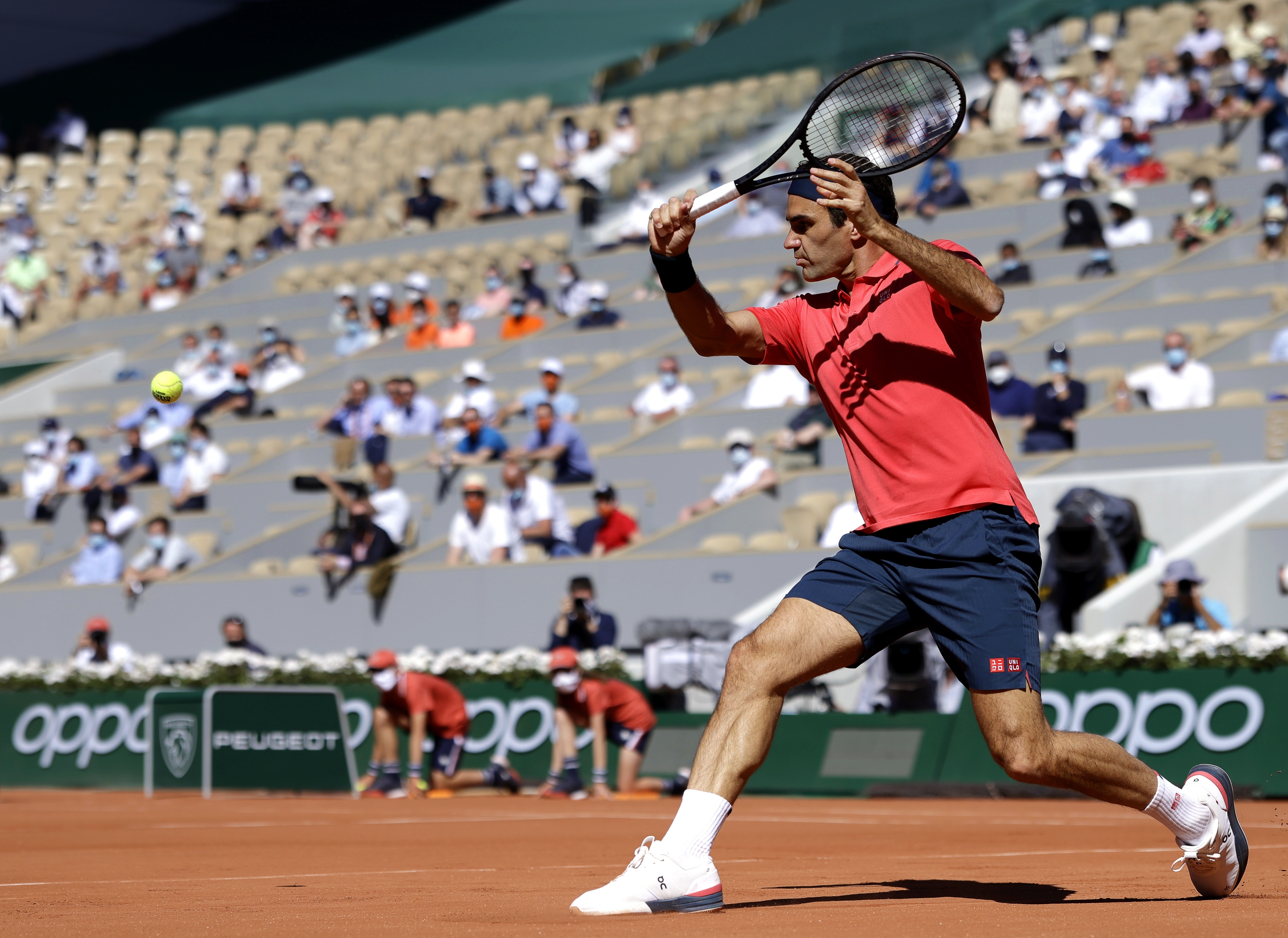 Federer brilla en su regreso a París, mientras Osaka huye de la presión