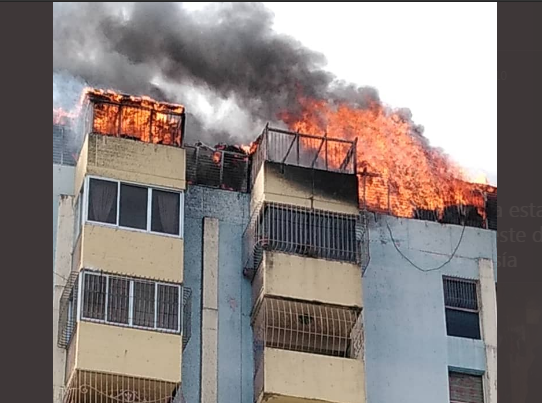 En Imágenes: Incendio de gran magnitud consumió penthouse de una residencia en Lara