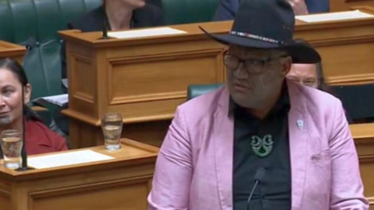 Polémica en Nueva Zelanda: Un diputado maorí hizo el “haka” para protestar contra el racismo (VIDEO)