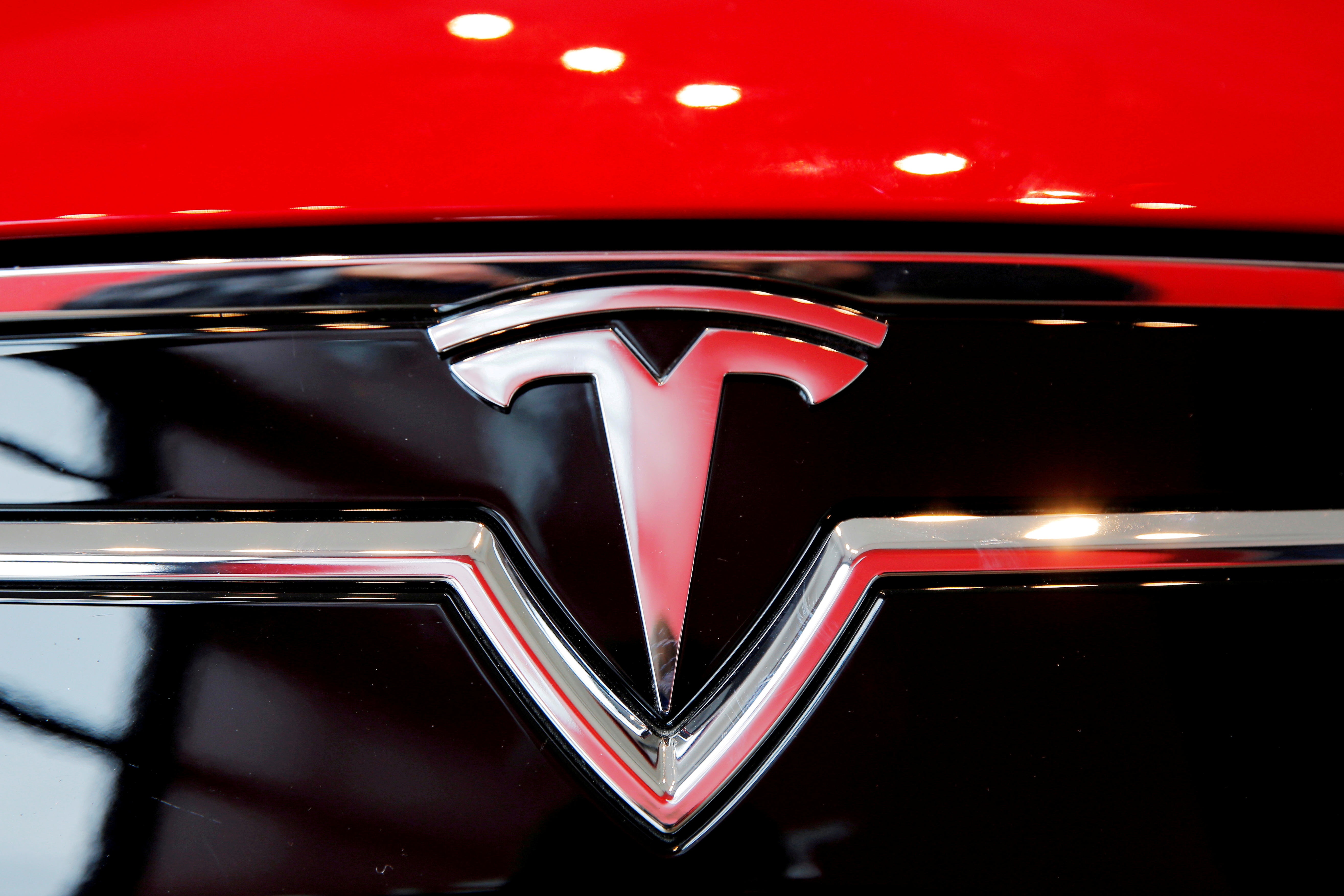 VIRAL: Prefirió hacer pedazos con dinamita su Tesla antes que pagar más de 20 mil dólares por la reparación