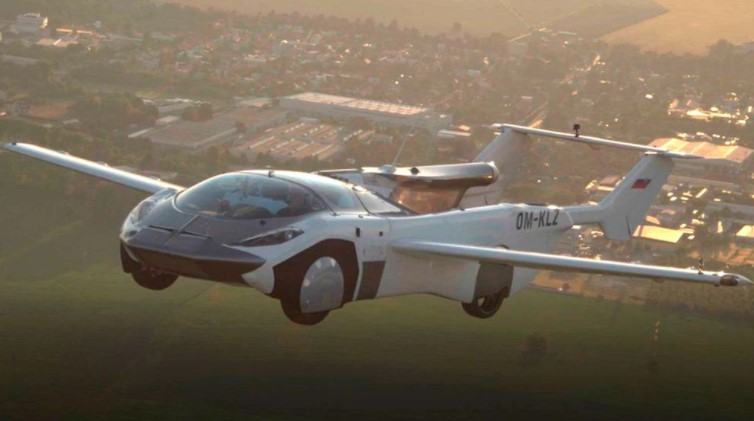 Un carro volador recorrió 80 kilómetros en el aire y luego se convirtió en un vehículo convencional (VIDEO)