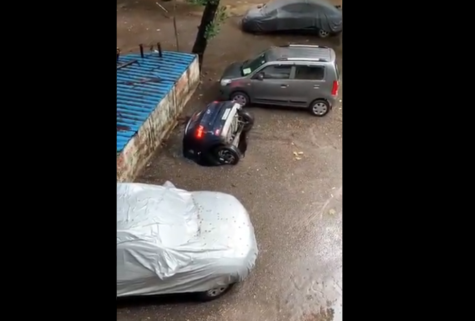 VIRAL: Un auto estacionado se hunde por completo en el asfalto en India (Video)