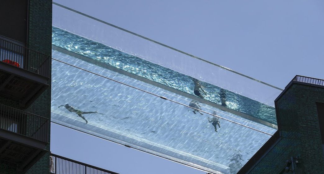 ¿Te atreverías? La asombrosa piscina transparente que conecta a dos rascacielos (VIDEO)