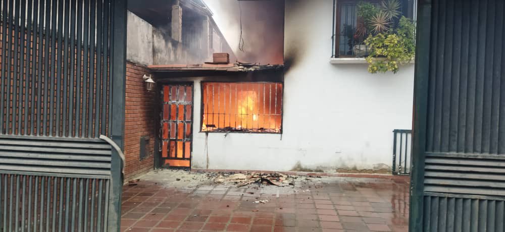En imágenes: Reportaron fuerte incendio en una casa de Baruta #24Jun