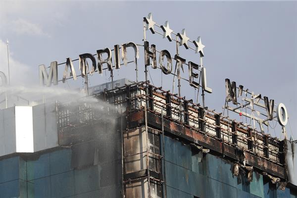 VIDEOS: Devastador incendio devora el Hotel Nuevo Madrid en España