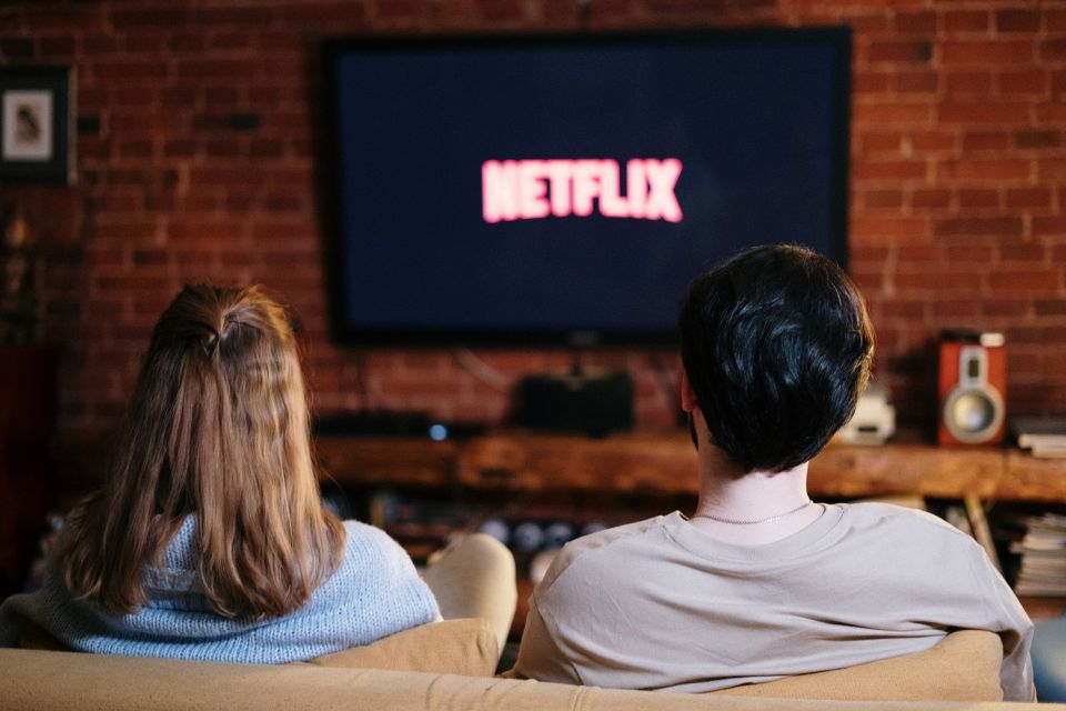 Menos sexo y más Netflix: Las parejas prefieren ver series que tener un encuentro pasional