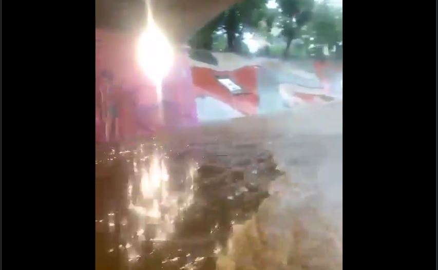 En VIDEO: Lluvias crearon una laguna en parte baja del elevado de Plaza Venezuela