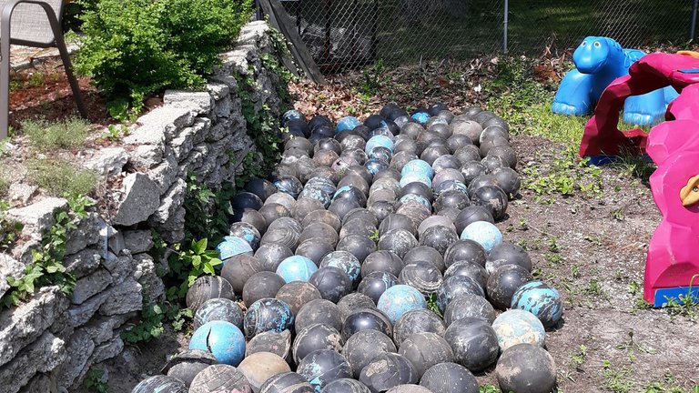 Extraño caso de un estadounidense que encontró 160 bolas de boliche enterradas en el jardín de su casa