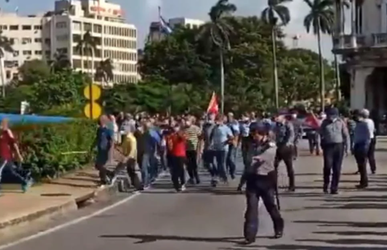 Video: Comunistas de Díaz-Canel, armados con palos, atacaron a manifestantes en Cuba