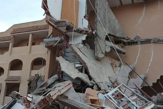 Varias personas atrapadas al derrumbarse un edificio de tres plantas en España (Fotos)