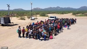 Cerca de 300 niños migrantes que viajaban solos fueron detenidos después de cruzar a Arizona