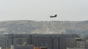 Evacuan en helicópteros la embajada de EEUU en Kabul (VIDEOS)