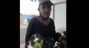 Abuela miliciana que se las cantó a Maduro le quitaron el uniforme a pesar de haberse retractado (VIDEO)