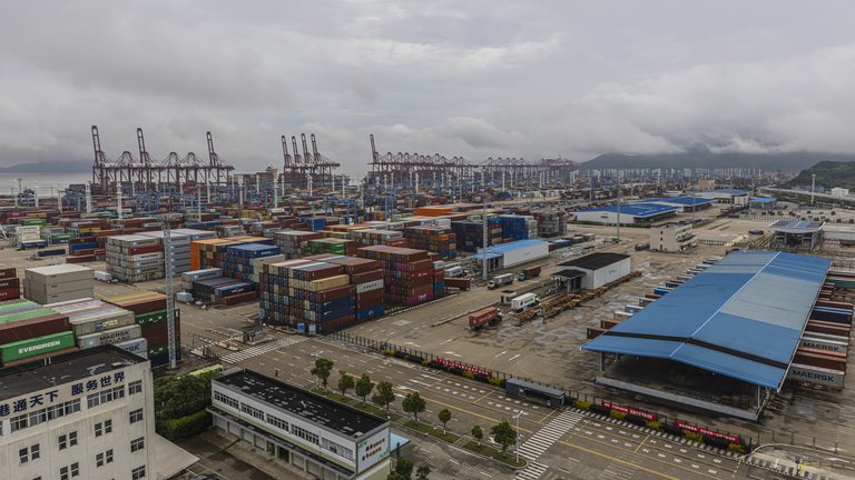 Cierre parcial del mayor puerto del mundo podría agravar atascos logísticos a nivel global