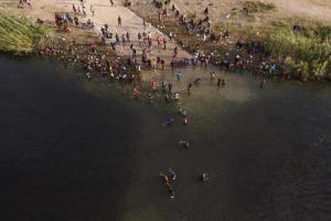 Unos 19.000 migrantes, la mayoría haitianos, varados cerca de frontera entre Colombia y Panamá