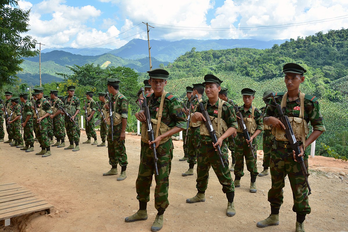 La junta birmana se ensaña en contra de las poblaciones rebeldes, obligadas a abandonar sus hogares