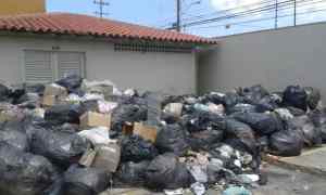 En Barcelona unas 500 familias temen epidemia por basura que no recoge Recibar