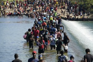 EEUU empezó las deportaciones de migrantes haitianos retenidos en la frontera en Texas
