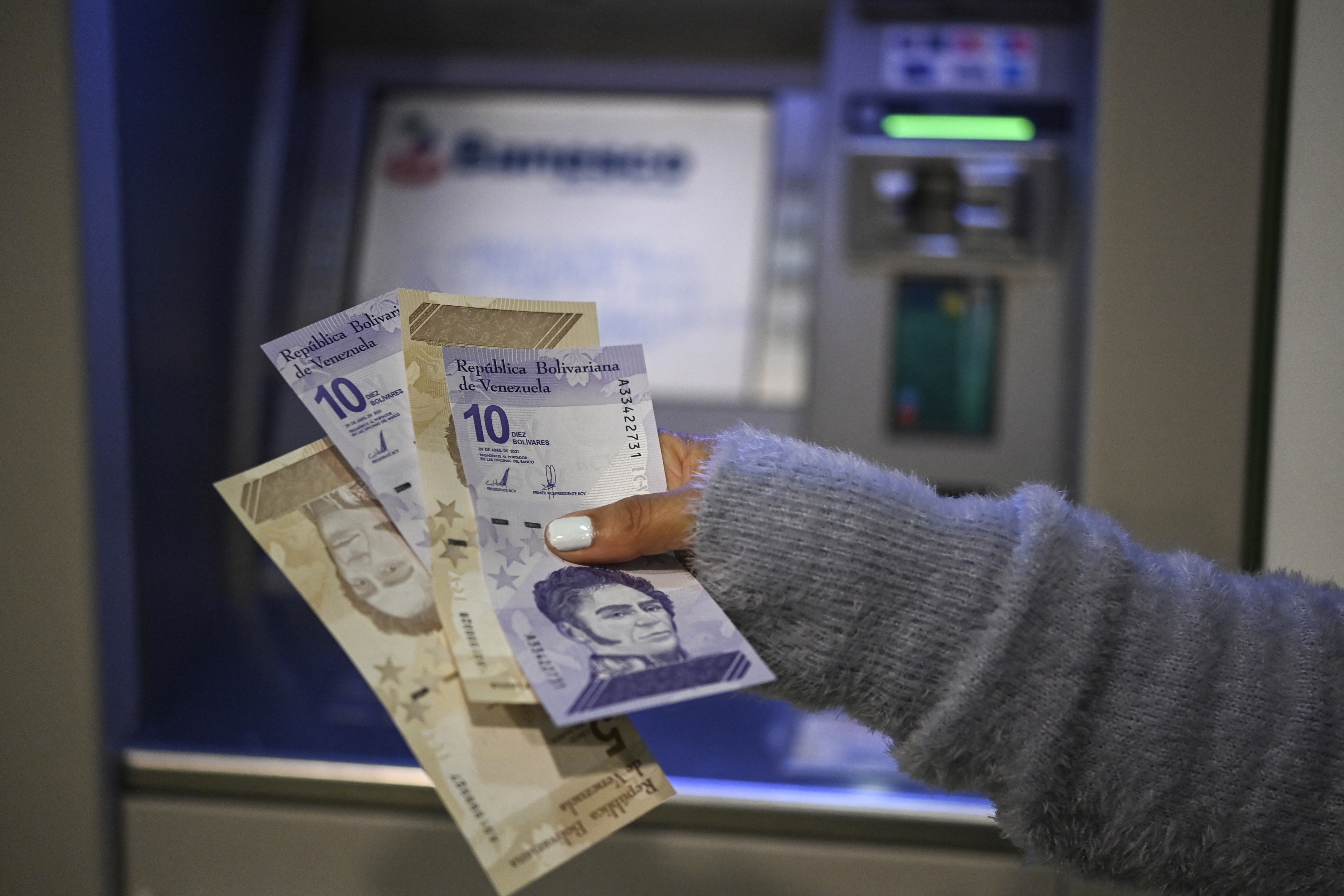 En IMÁGENES: Los billetes del nuevo cono monetario comienzan a circular en las calles