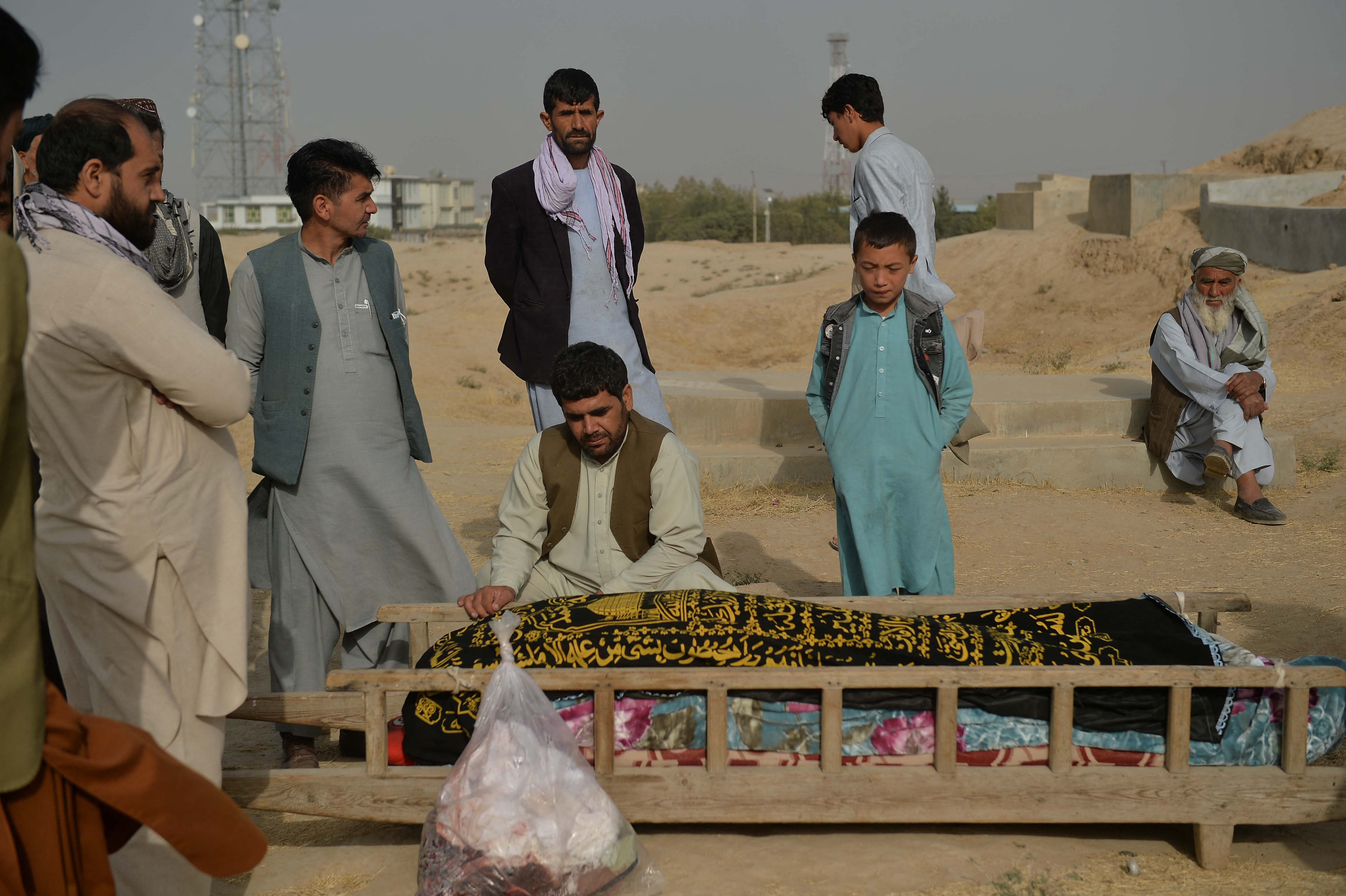Familiares entierran a sus muertos tras atentado contra mezquita chiita en Afganistán