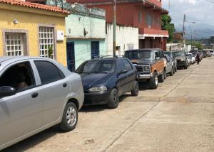 Caminar para rendir la gasolina: Se agrava el calvario de los conductores en Guárico