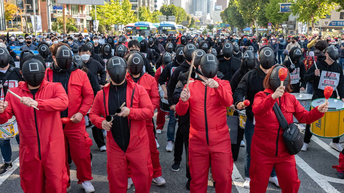 Trabajadores protestan vestidos con trajes de “El juego del calamar” durante una huelga general en Corea del Sur (VIDEO)
