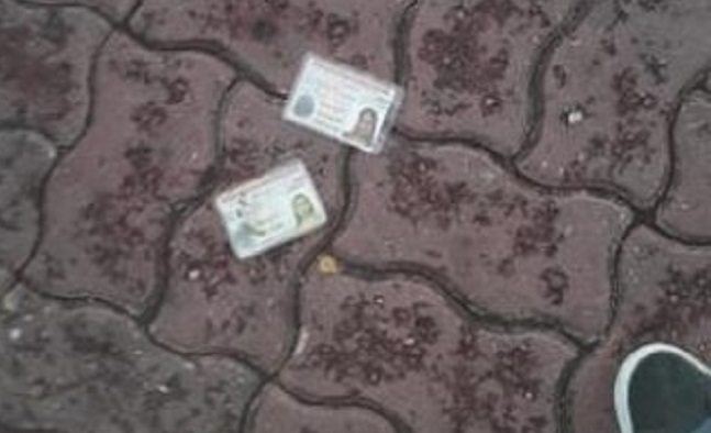 Aparecieron cédulas de identidad tiradas en la Plaza Mayor de Catia la Mar tras operativo del Saime (FOTOS)