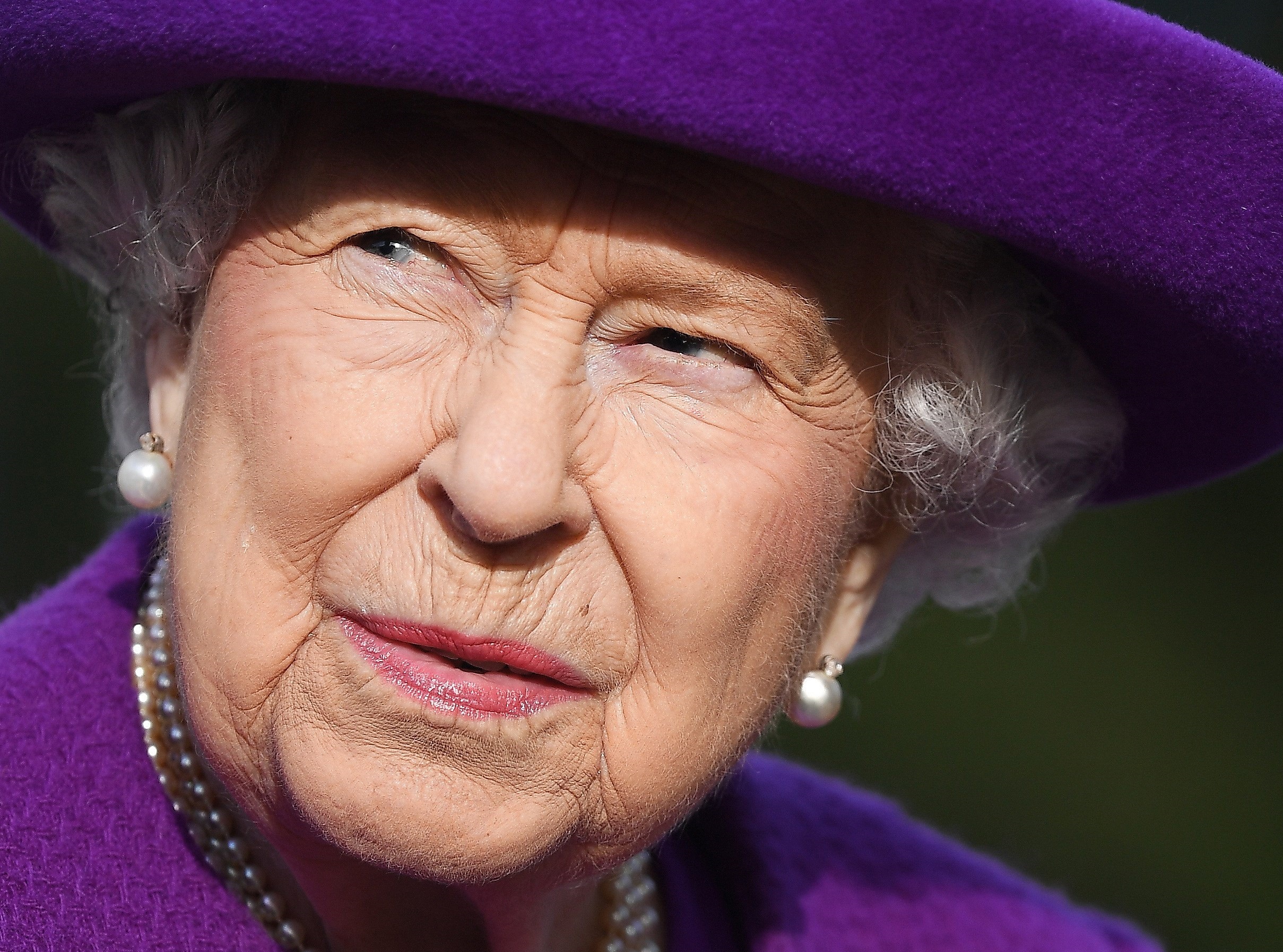 La reina Isabel II no acudió a misa y continúa su descanso