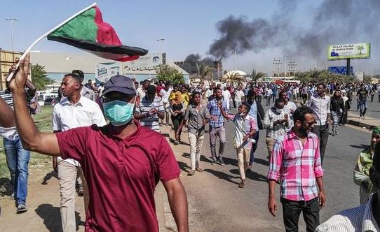 Continúan protestas en Sudán en desafío de la represión militar