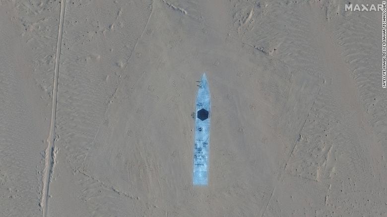 ¿Cuál es la intención? Ejército de China construyó réplicas de buques militares de EEUU en el desierto