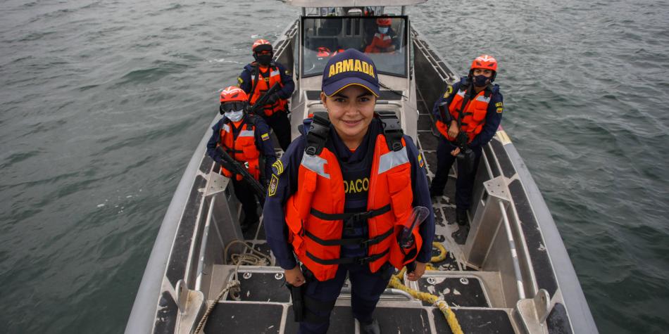 Impresionante: Esta es la mujer que está a cargo de perseguir en el mar los cargamentos de coca de los narcos en Colombia (Fotos)