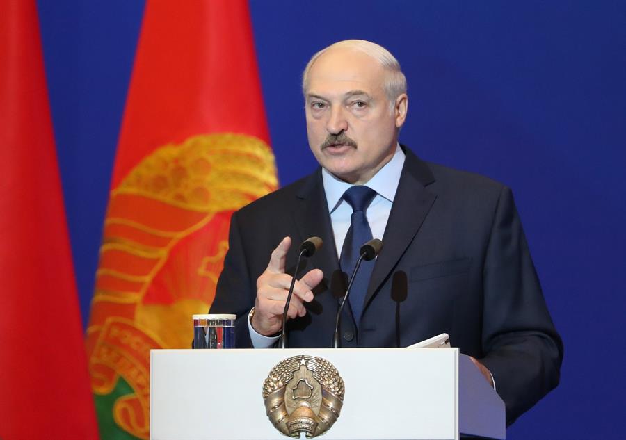 Lukashenko y Merkel acuerdan negociaciones para resolver la crisis en la frontera
