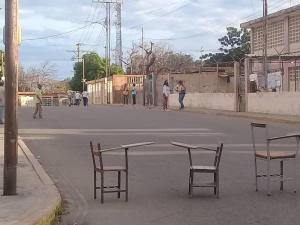 Miembros de mesa de la escuela Progreso en Maracaibo denuncian que el Plan República no los dejó pasar al centro de votación (VIDEO)