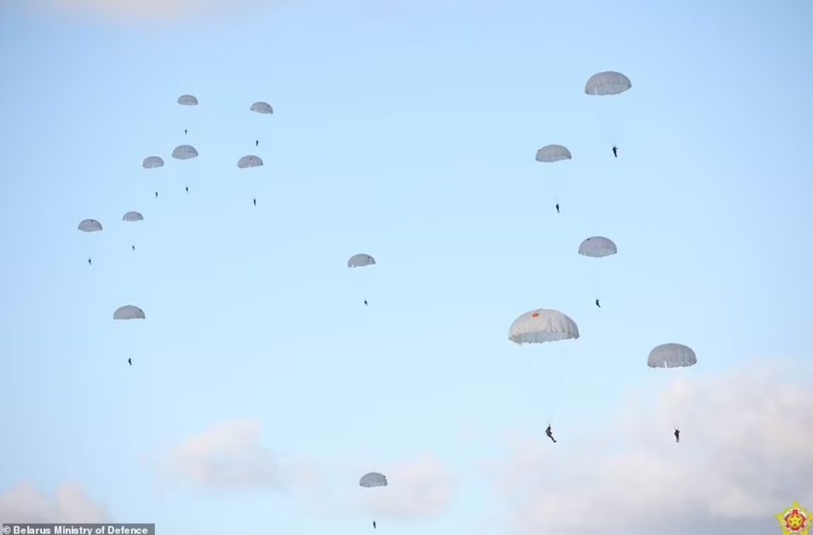 Aumenta la tensión en la frontera entre Polonia y Bielorrusia: Rusia despliega paracaidistas y el Reino Unido envía tropas (FOTOS)