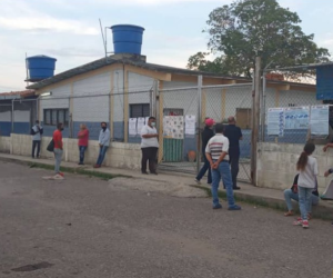 Denuncian fallas en las máquinas electorales de la escuela Dr. Leonardo Ruíz Pineda II de Barquisimeto