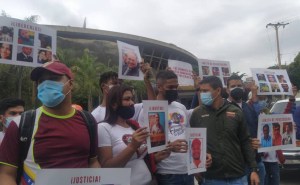 Familiares de presos políticos protestaron frente a El Helicoide tras la visita a Caracas del fiscal de la CPI (VIDEOS)